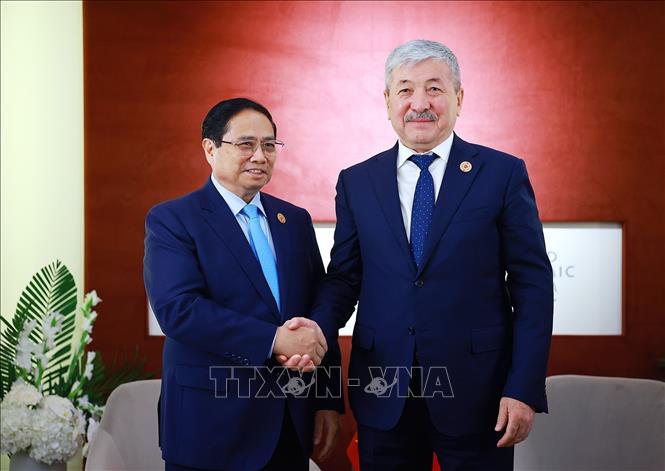 Thủ tướng Chính phủ Phạm Minh Chính gặp Thủ tướng Kyrgyzstan nhân dịp tham dự Hội nghị thường niên các nhà tiên phong lần thứ 16 của Diễn đàn kinh tế thế giới tại Thiên Tân, Trung Quốc